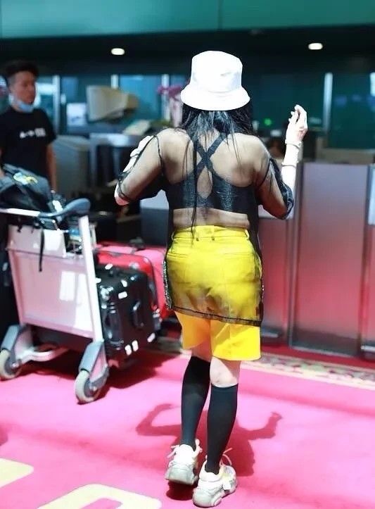 钟丽缇想方设法扮嫩,看背影却是赘肉泛滥,真女神不会这么打扮!