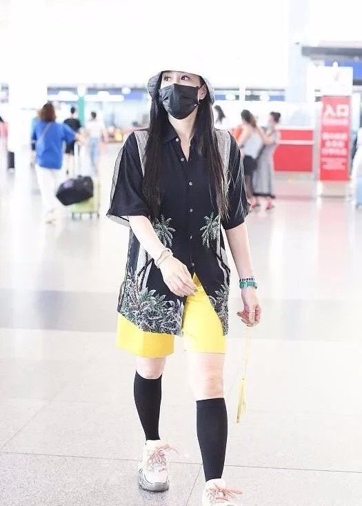钟丽缇想方设法扮嫩,看背影却是赘肉泛滥,真女神不会这么打扮!