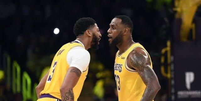 NBA最佳弟弟!秃曼巴将组织姐姐参与湖人夺冠游行,球迷:真毒奶
