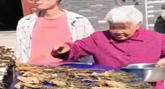 老太太在56万宝马上晒咸菜,车主在一旁却只能赔笑:她开心就好