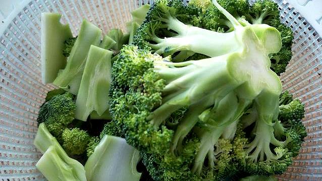 大厨教你农家菜“上肉干炒西兰花”家常做法,味道鲜美,口感爽脆