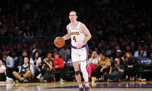NBA最佳弟弟!秃曼巴将组织姐姐参与湖人夺冠游行,球迷:真毒奶