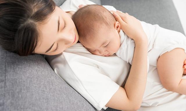 宝宝有三个表现，说明妈妈母乳质量好，娃未满这年龄别急着断奶