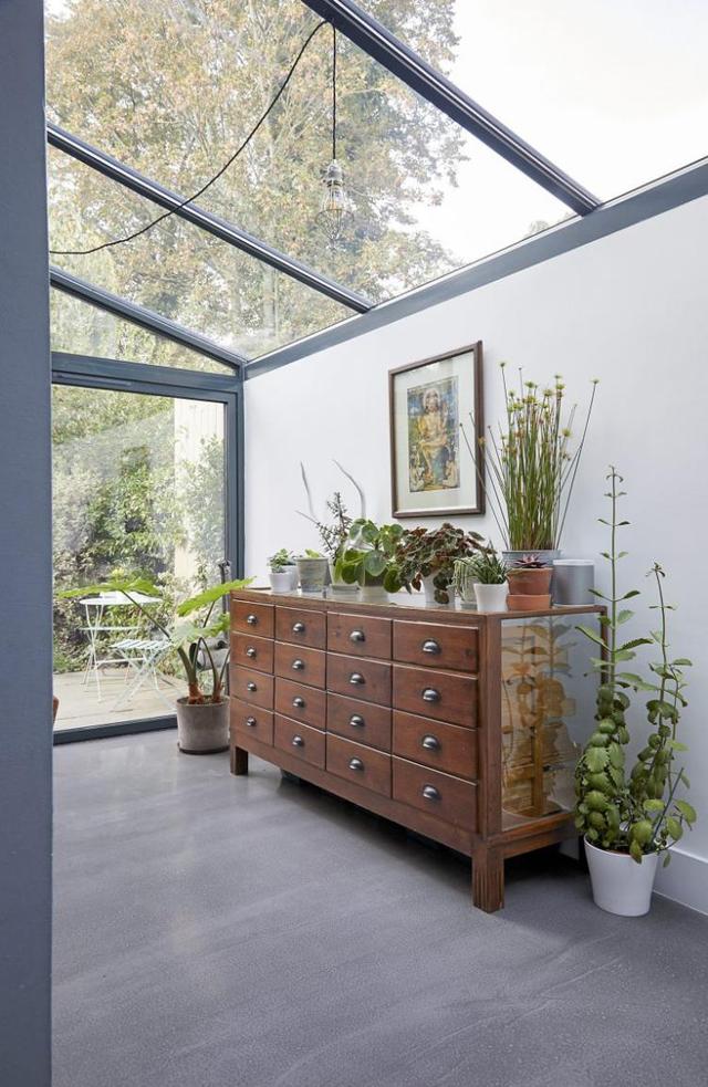 还是我机灵,外墙砸掉延伸1.5米连着院墙,搭上玻璃顶多间阳光房