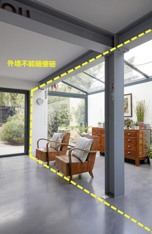 还是我机灵,外墙砸掉延伸1.5米连着院墙,搭上玻璃顶多间阳光房