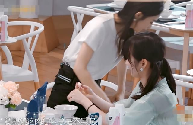 赵丽颖正在聊天被人打断,下意识做出反应被拍,素养如何一目了然