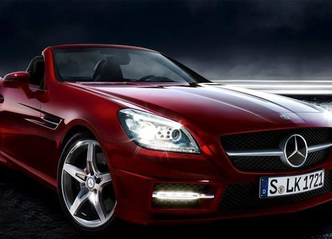 汽车发动机舱很脏怎么办，能不能用水冲洗？