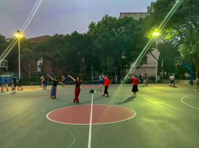 老太太在56万宝马上晒咸菜,车主在一旁却只能赔笑:她开心就好