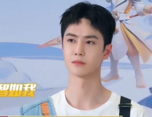 王一博生日"盛装"开直播,现场给女生搭配肤色,狗啃刘海太抢镜
