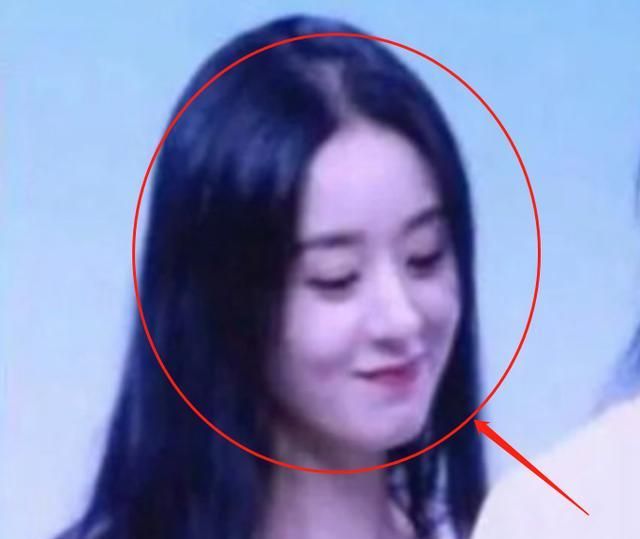 赵丽颖录《快本》换黑长直的发型,截图放大五倍,这确定有32岁?