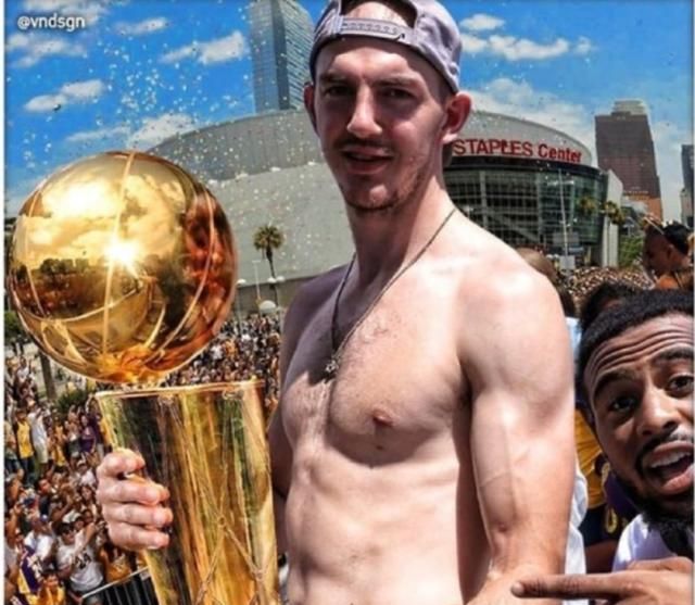 NBA最佳弟弟!秃曼巴将组织姐姐参与湖人夺冠游行,球迷:真毒奶