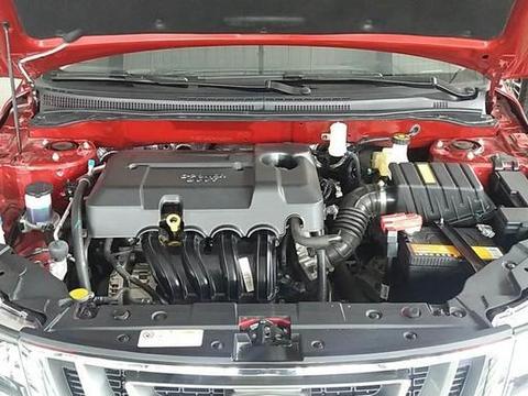 汽车发动机舱很脏怎么办，能不能用水冲洗？