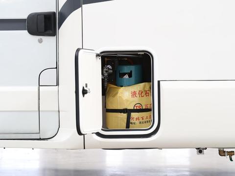 “铂驰——高端出行方案定制者”，工厂实拍“梦想家”小额头房车