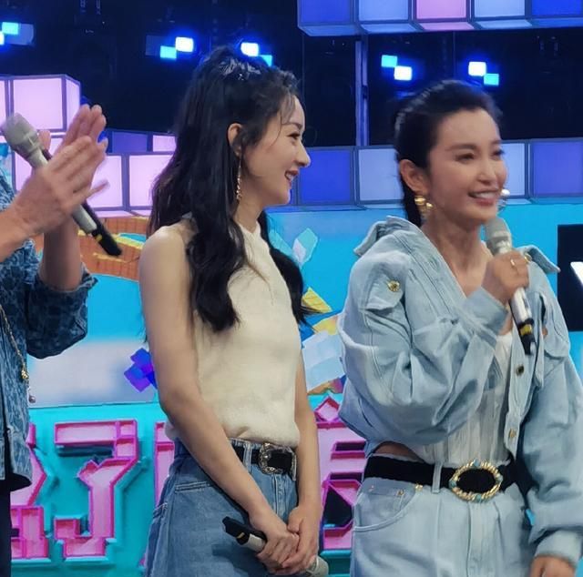 赵丽颖录《快本》换黑长直的发型,截图放大五倍,这确定有32岁?