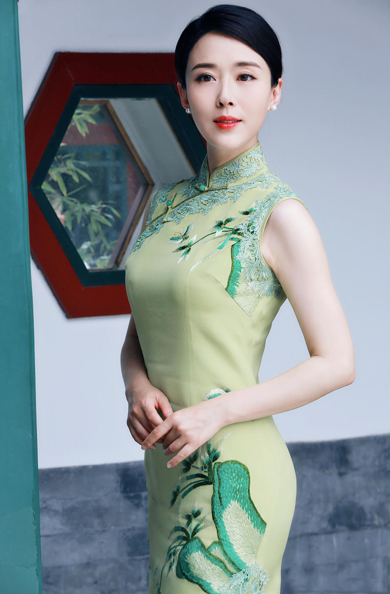 玲珑剔透浓浓的中国风，蕾丝旗袍，更能展示女人的风情万种！