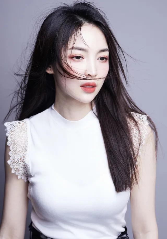 台球界最美女神王钟瑶,肤白貌美个性十足,27岁却为发际线发愁