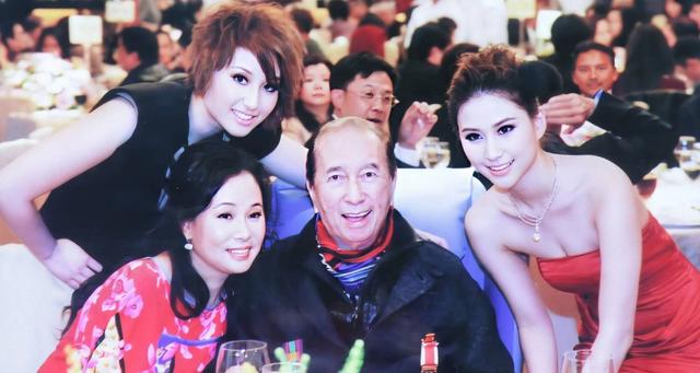 赌王三太年轻旧照罕见曝光!披发穿吊带裙不像阔太像女神,超惊艳