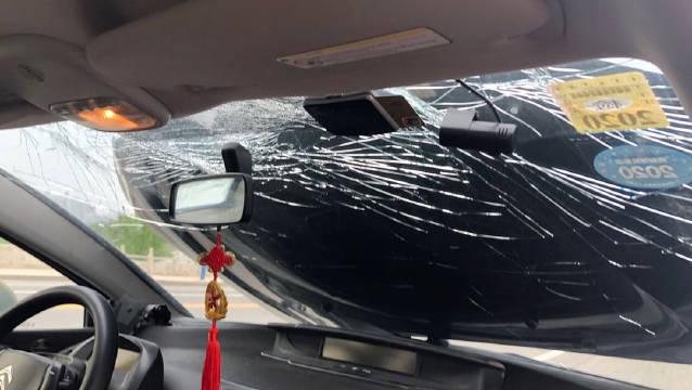 视频：滨州 嘭！车辆行驶中自己撞了自己！