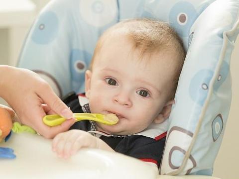 宝宝辅食第一步：选对时间和方法，正确喂养很关键