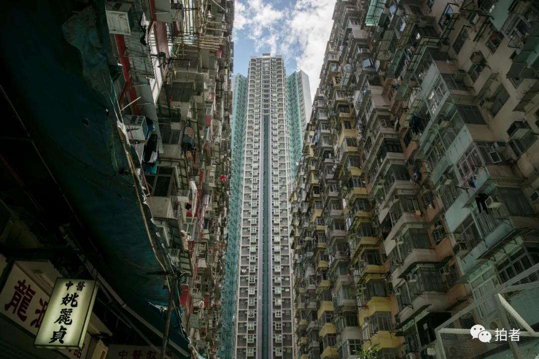 疫情下的香港老人:多方济助,卖艺贴补生活