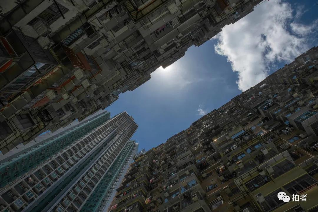 疫情下的香港老人:多方济助,卖艺贴补生活