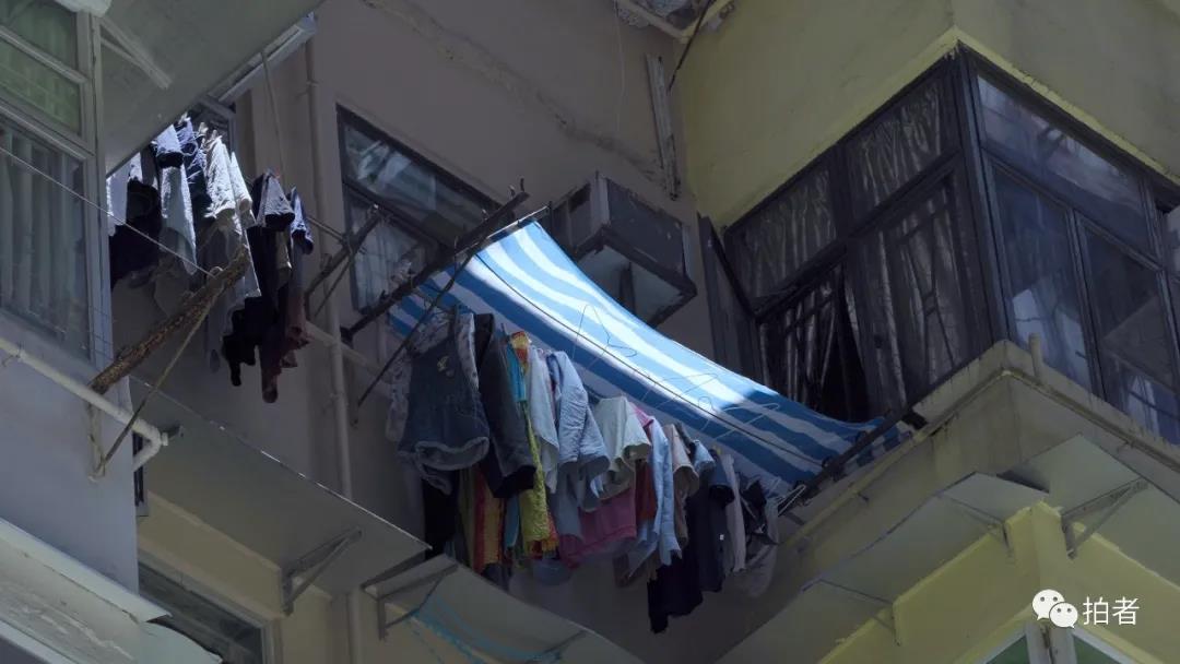 疫情下的香港老人:多方济助,卖艺贴补生活