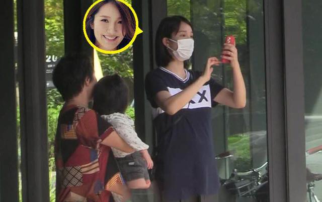 随后李亚男拿出了手机,看样子是在视频,不知道是不是和老公王祖蓝呢?