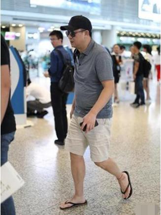 张嘉译为健康改名?被疾病折磨去年就病重,50岁佝偻头发白像老头 ...