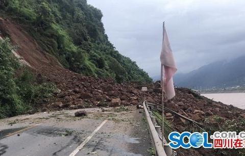 G351线雅安境内一路段山体垮塌，目前交通中断