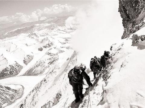 她与丈夫攀登珠峰，却在山顶遭遗弃，她望着背影：请带我一起走