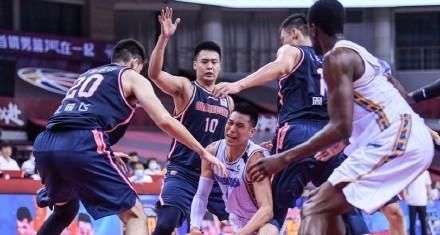 林书豪的身体素质照理说打过这么多年的NBA,对抗应该不会差