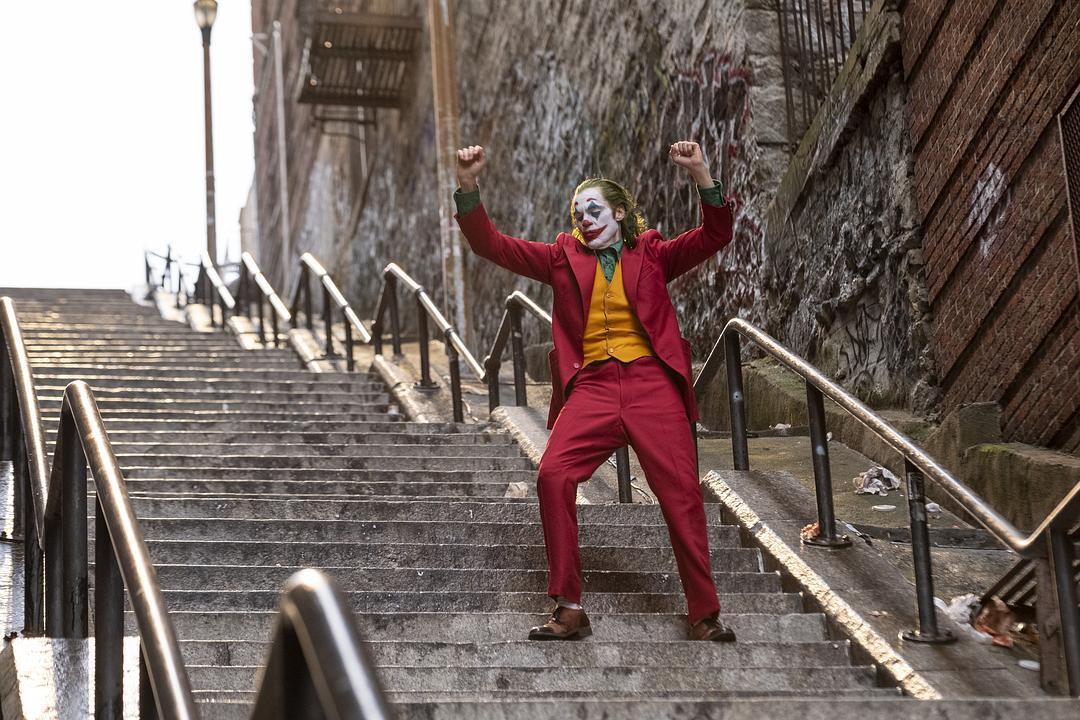 《小丑》突然放出新剧照，Joker站在台阶，网友：背影都有演技