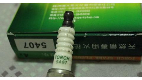 火花塞发黑就得整套换？20块钱就能解决！