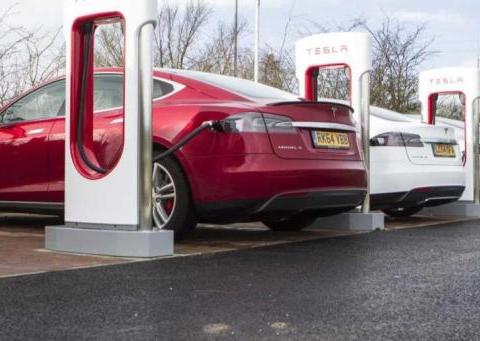 特斯拉在高温地区限制了充电功率 看来是被起火事件给弄怕了