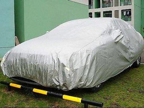 买车不舍得开，亲戚来做客掀开车罩炫耀，看到车况欲哭无泪