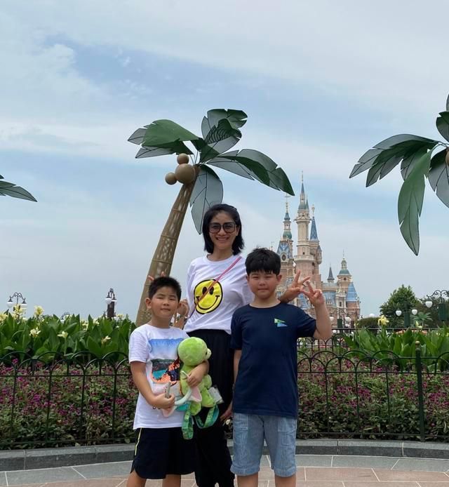 沙溢俩儿子长大了 9岁安吉身高已到妈妈肩膀 5岁小鱼儿长腿抢镜