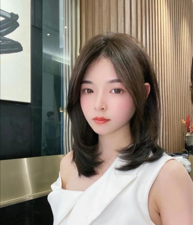 层次感的齐肩烫发发型在今年非常流行,减龄又瘦脸超级
