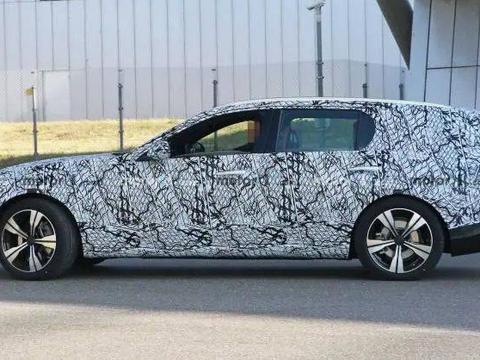 双屏内饰，尺寸比奔驰E级还大！奔驰全新C级旅行版谍照曝光