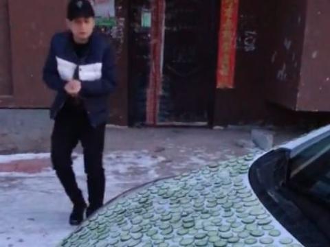 小伙没时间去给车做保养，女友竟亲自动手，看到这画面他崩溃了！