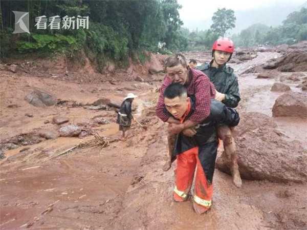强降雨致雅安6人失联2人被埋 消防紧急救援