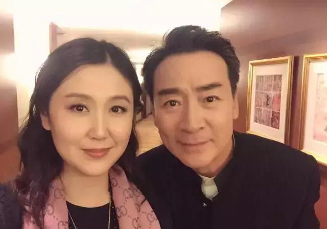 他二婚娶蒋雯丽同学,和小21岁娇妻生活幸福,55岁终于老来得子