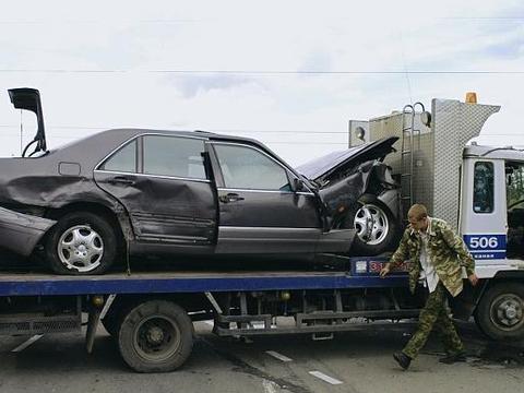 挡风玻璃被砸，保险公司不赔！交警：只因你说了个“是”字！