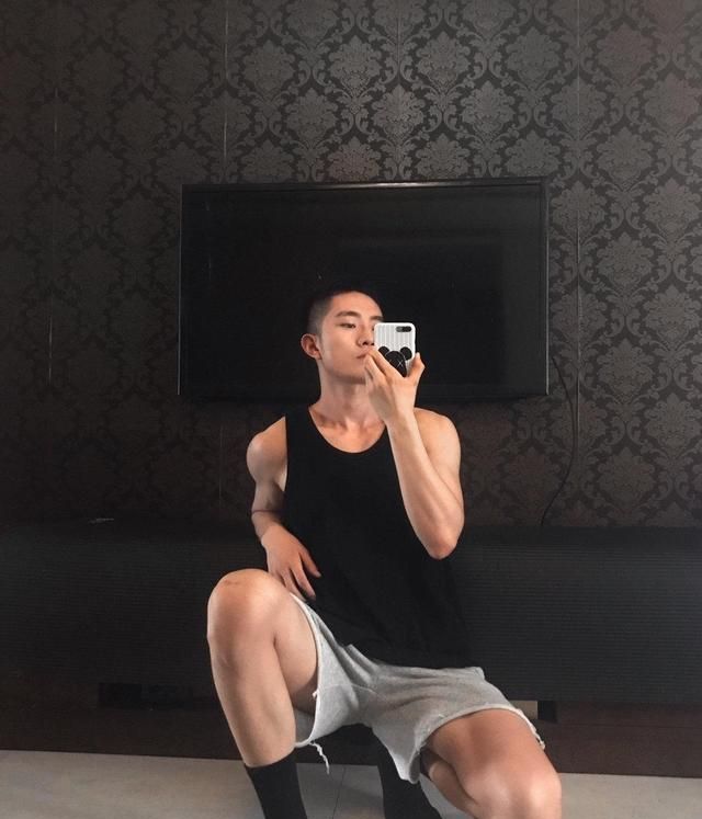 组图:95后穿着黑袜子,大长腿,运动型男生,八块腹肌诱惑满满!