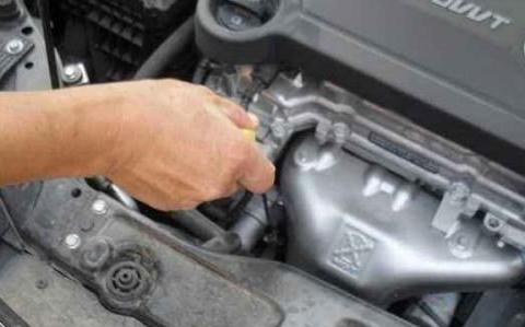 汽车一年换一次高档机油，或半年换一次普通机油，哪个更可取？