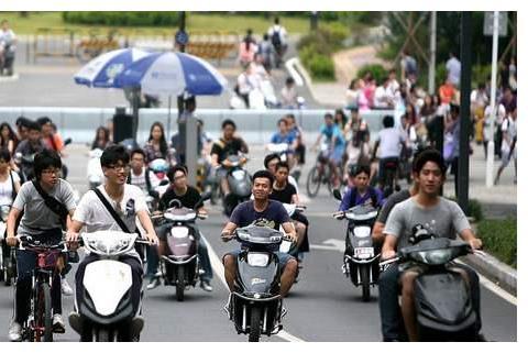 电动车和摩托哪个更省钱？看完账单后，后悔买错车了