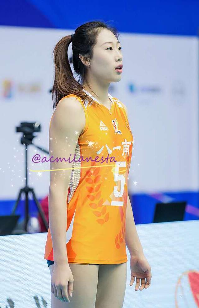 女排最有型队员刘晏含比赛装,上衣太大好像没穿裤子,大长腿吸睛