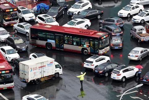 短时强降雨来袭 8分钟“小考”——从路口扎堆到恢复畅通