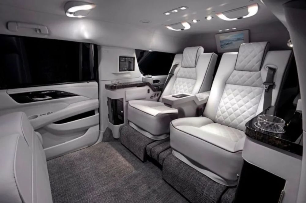 74岁史泰龙低价甩卖百万加长私人座驾,内饰极致奢华堪比皇宫!