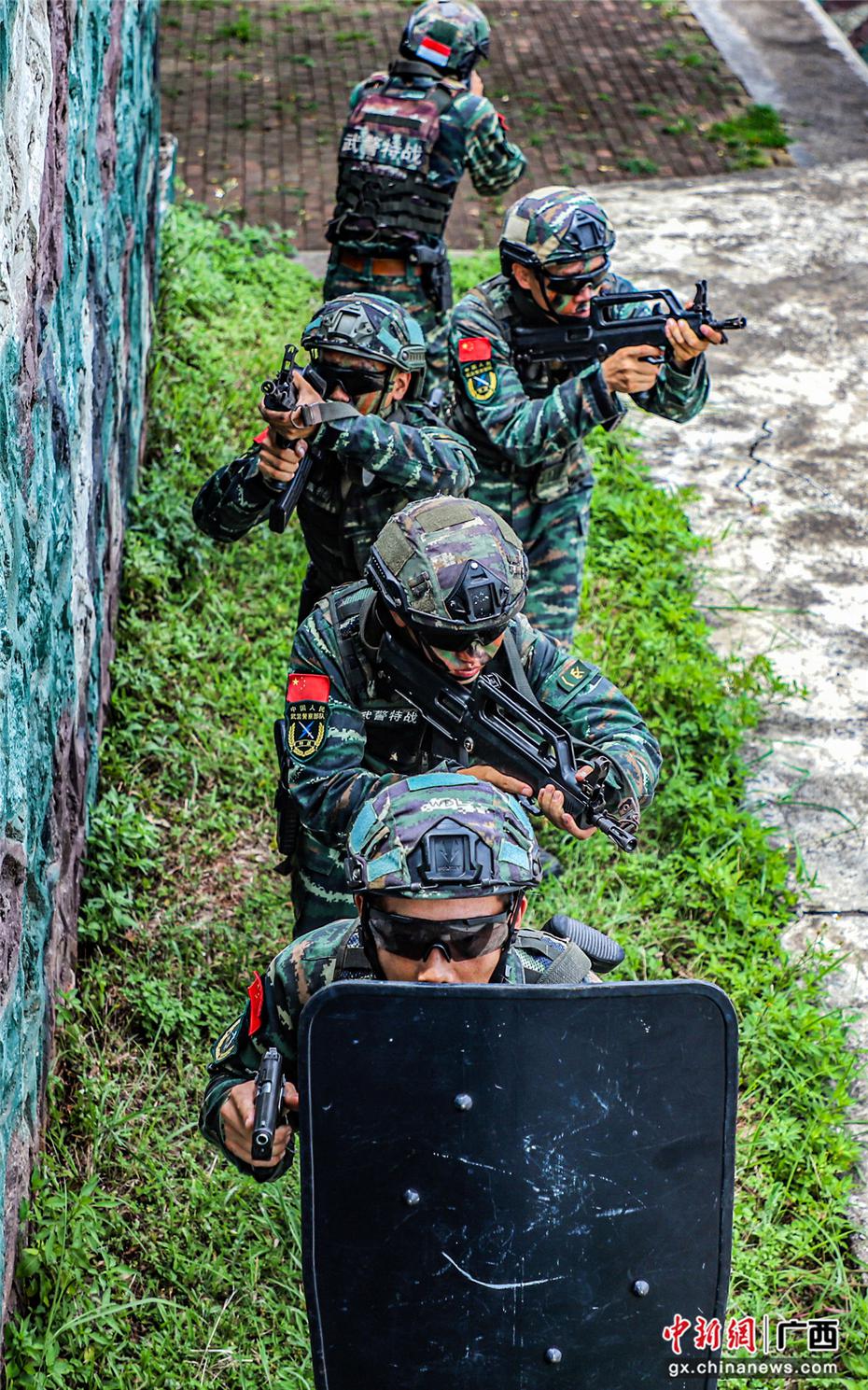 广西南宁:武警特战队员实战训练 锻造致胜"硬功夫"