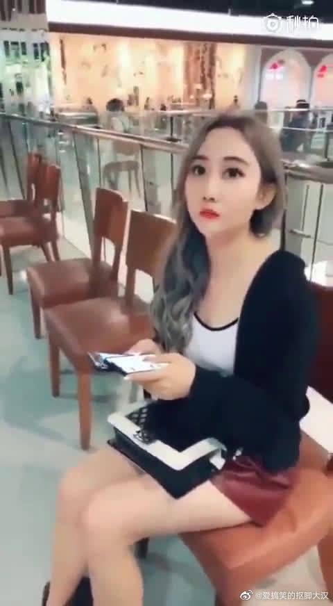 骗吻狂魔街头实力撩妹合集，都是顶级正妹喔，直男赶紧学起来！_新浪新闻